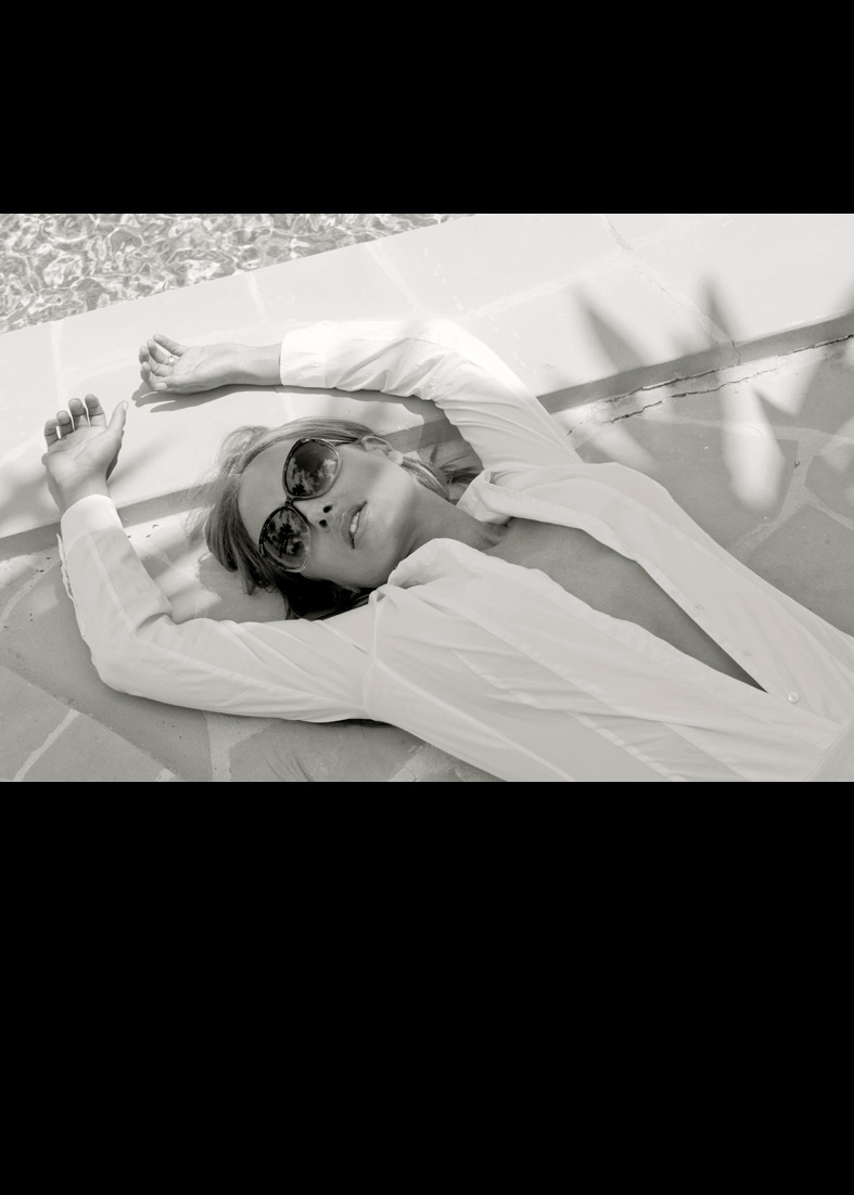 naakt shoot model ibiza spanje bij zwembad